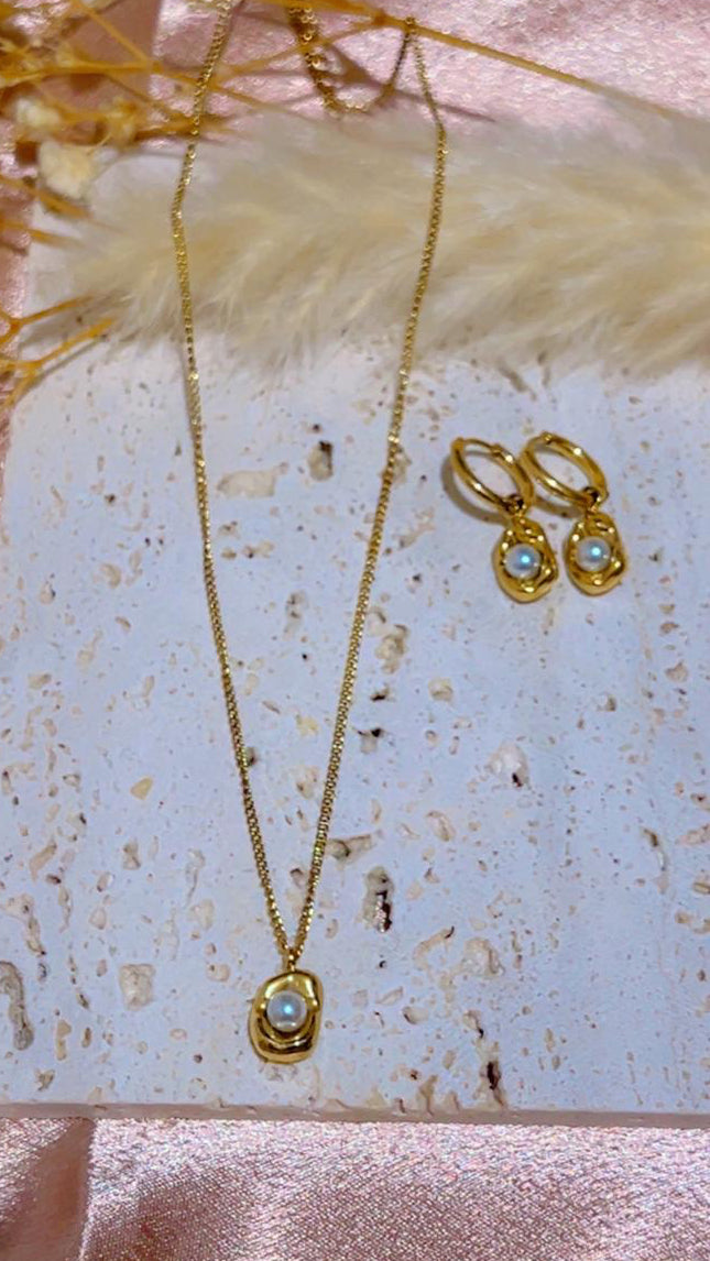 Deep Pearl Necklace and Earrings set